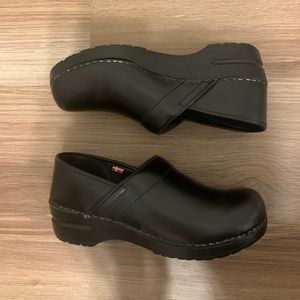 BRAND NEW Womens Sanita Clog size 8-8.5 (Narrow)